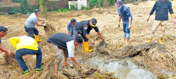 Disnakertrans Gotong Royong Bersihkan MIN Sakuru yang Terendam Banjir - Kabar Harian Bima
