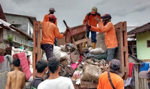 DLH Kota Bima Bantu Angkut Sampah Banjir di Kabupaten Bima - Kabar Harian Bima