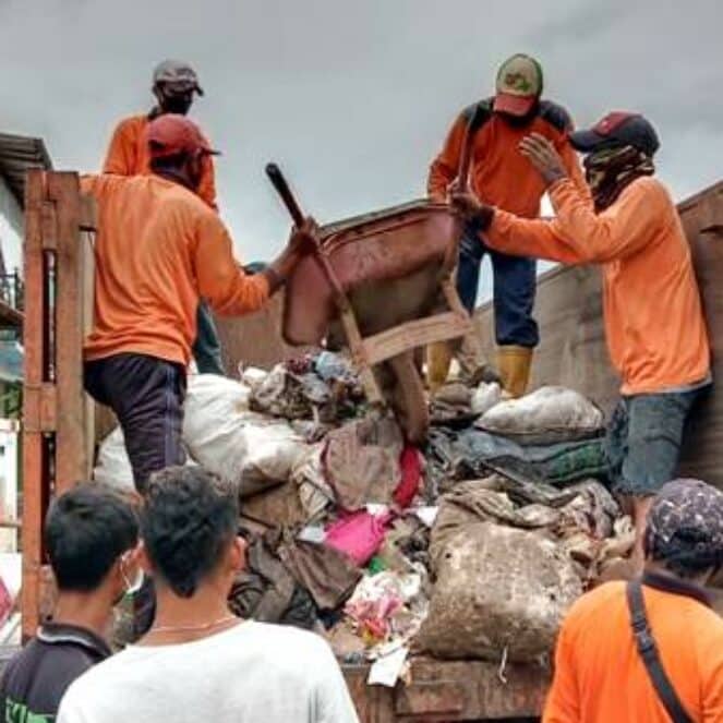 DLH Kota Bima Bantu Angkut Sampah Banjir di Kabupaten Bima
