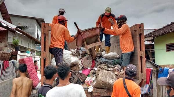 DLH Kota Bima Bantu Angkut Sampah Banjir di Kabupaten Bima - Kabar Harian Bima