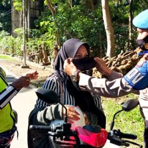Operasi Keselamatan Rinjani, Polres Bima Kota Bagi-Bagi Masker