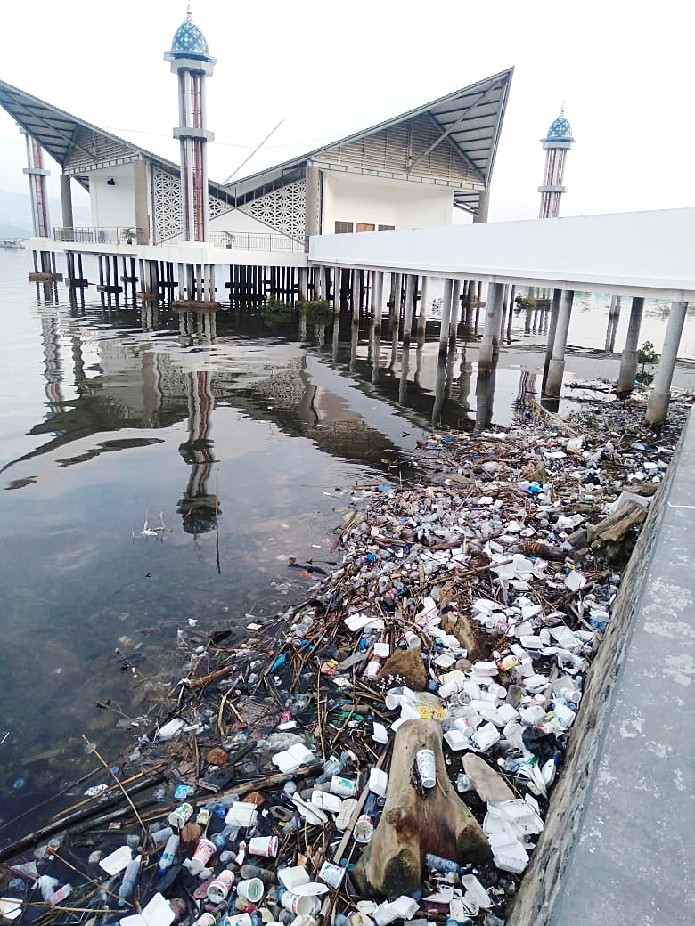 Sampah di Sekitar Masjid Terapung, Gawis: Bukan Ranah DLH yang Bersihkan - Kabar Harian Bima