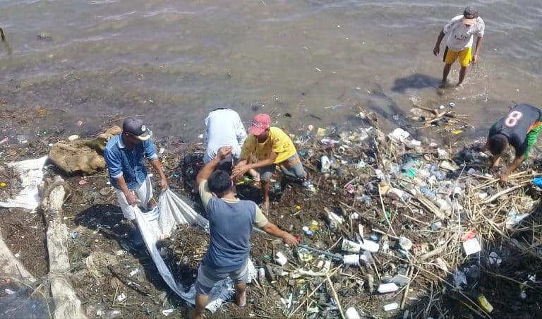 DLH Kota Bima Akhirnya Bersihkan Sampah di Masjid Terapung - Kabar Harian Bima
