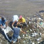 DLH Kota Bima Akhirnya Bersihkan Sampah di Masjid Terapung - Kabar Harian Bima