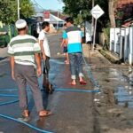 Warga Santi Bersihkan Jalan Raya untuk Sholat Idul Fitri - Kabar Harian Bima