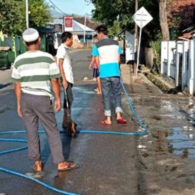 Warga Santi Bersihkan Jalan Raya untuk Sholat Idul Fitri
