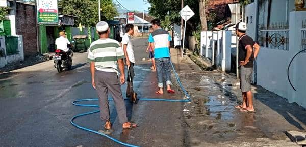 Warga Santi Bersihkan Jalan Raya untuk Sholat Idul Fitri - Kabar Harian Bima
