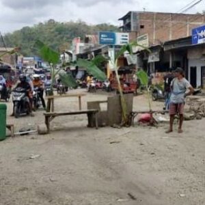Jalan Lintas Provinsi Depan Pertokoan Tente Diblokir Warga - Kabar Harian Bima
