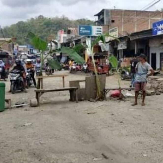Jalan Lintas Provinsi Depan Pertokoan Tente Diblokir Warga