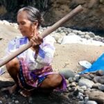 Bantu Pengobatan Suami, Siti Aminah Mengais Rupiah dengan Menggali Pasir - Kabar Harian Bima