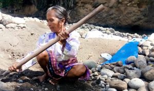 Bantu Pengobatan Suami, Siti Aminah Mengais Rupiah dengan Menggali Pasir - Kabar Harian Bima