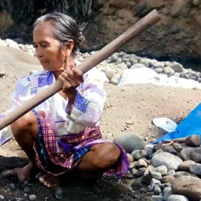 Bantu Pengobatan Suami, Siti Aminah Mengais Rupiah dengan Menggali Pasir