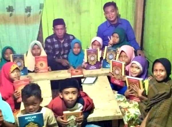 PFS Weki Ndai Mbojo-Yogyakarta Salurkan Al Quran Terjemahan di Bima - Kabar Harian Bima