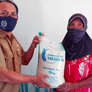 Warga Kabupaten Bima Senang Terima Bantuan Beras PPKM dari Presiden - Kabar Harian Bima