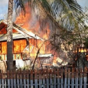 Diduga Arus Pendek, 3 Rumah di Desa Monta Baru Lambu Terbakar
