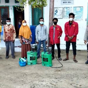 Cegah Covid-19, Mahasiswa KKN STIH Muhammadiyah Bima Semprot Disinfektan di Desa Keli