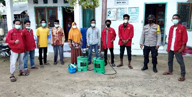 Cegah Covid-19, Mahasiswa KKN STIH Muhammadiyah Bima Semprot Disinfektan di Desa Keli - Kabar Harian Bima