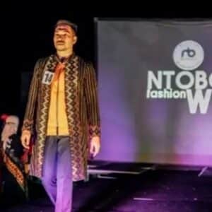 Promosi Tenun Warga, Mahasiswa KKN STIE Gelar Ntobo Fashion Week