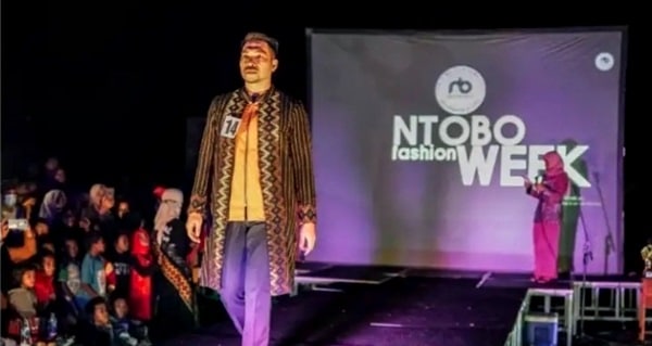 Promosi Tenun Warga, Mahasiswa KKN STIE Gelar Ntobo Fashion Week - Kabar Harian Bima