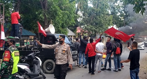 PPMC Demonstrasi, Boikot Jalan di Desa Cenggu - Kabar Harian Bima