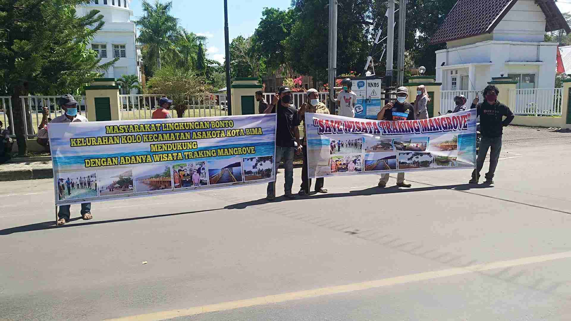 Kasus Tracking Mangrove, Demonstran Desak APH Bebaskan Feri Sofiyan dari Segala Tuntutan - Kabar Harian Bima