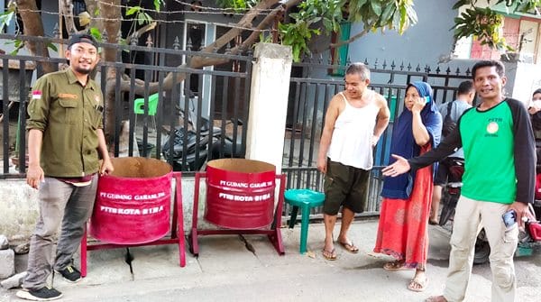 PTTB Bersama Gudang Garam Bagikan Puluhan Bak Sampah - Kabar Harian Bima