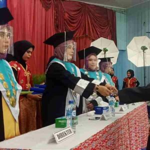 32 Mahasiswi Akbid Harapan Bunda Bima Diwisuda