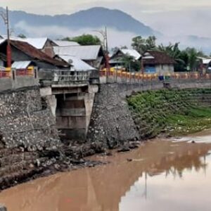 Baru Selesai Dikerjakan, Jembatan Inspeksi Rontu Rusak Diterjang Arus Sungai - Kabar Harian Bima