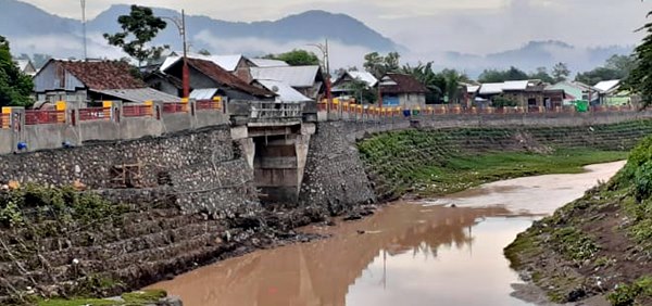 Baru Selesai Dikerjakan, Jembatan Inspeksi Rontu Rusak Diterjang Arus Sungai - Kabar Harian Bima