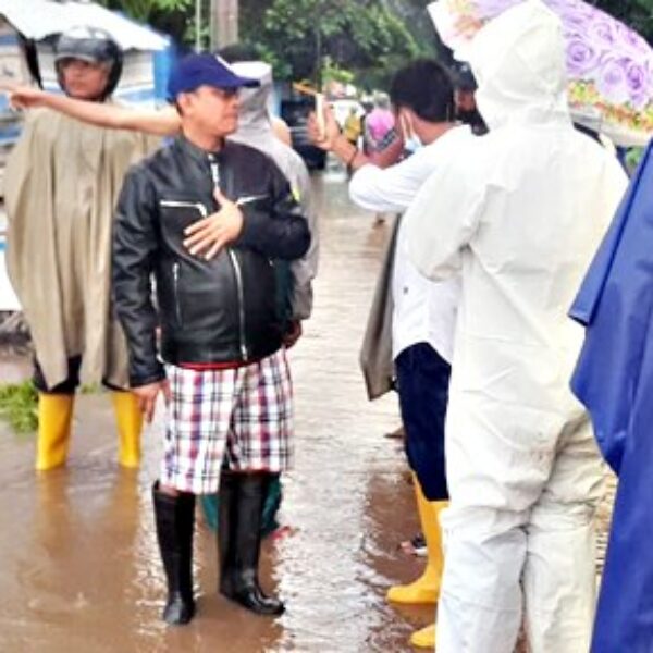 Tinjau Banjir, Wawali Feri Sofiyan Bagikan Nasi Kotak