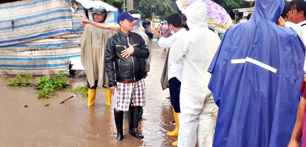 Tinjau Banjir, Wawali Feri Sofiyan Bagikan Nasi Kotak - Kabar Harian Bima
