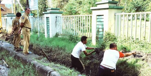 Antisipasi Banjir Meluap, Dinas PUPR Bersihkan Drainase Tersumbat - Kabar Harian Bima