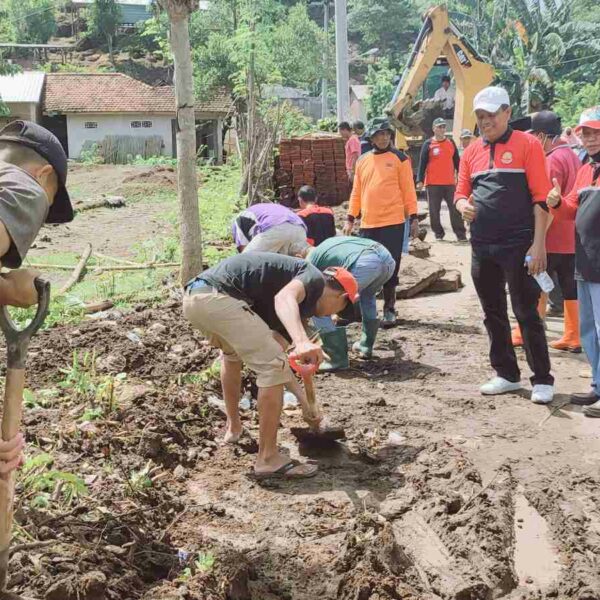 FPRB Inisiasi Gotong-Royong di Jatibaru, Bersihkan Drainase Tersumbat