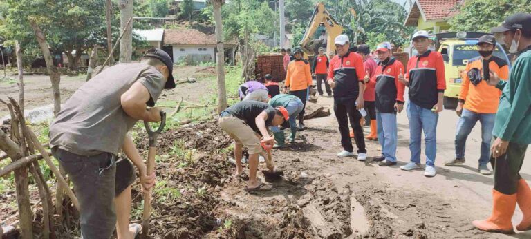 FPRB Inisiasi Gotong-Royong di Jatibaru, Bersihkan Drainase Tersumbat - Kabar Harian Bima