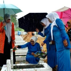 Diguyur Hujan, GOW Kota Bima Ziarah Makam Pahlawan