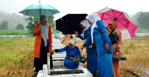 Diguyur Hujan, GOW Kota Bima Ziarah Makam Pahlawan - Kabar Harian Bima