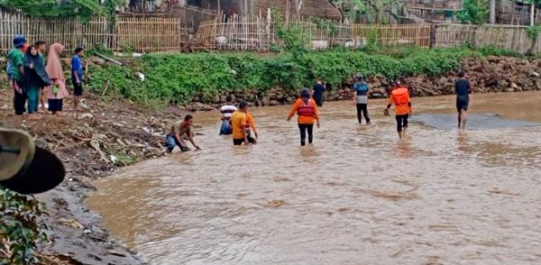 Bocah 10 Tahun Terseret Banjir Saat Cuci Sepeda di Sungai - Kabar Harian Bima