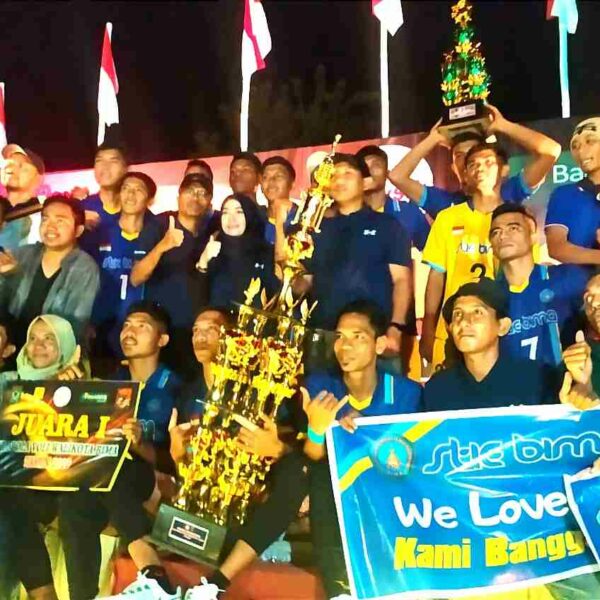 Tim Putra Stie Bima Juara, Kalahkan Buldozer 3-2 Di Liga Bola Voli Walikota Bima Cup - Kabar Harian Bima