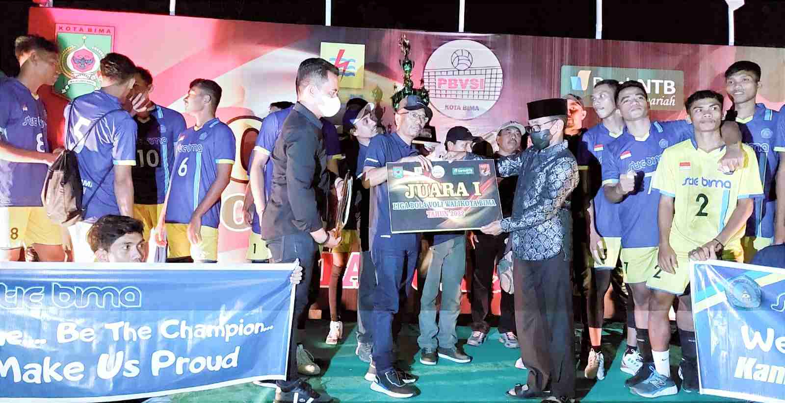 Tim Putra STIE Bima Juara, Kalahkan Buldozer 3-2 di Liga Bola Voli Walikota Bima Cup - Kabar Harian Bima