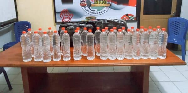 Polisi Sita Puluhan Botol Arak Tuban Siap Edar - Kabar Harian Bima