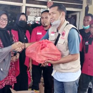 PDIP Kota Bima Kunjungi Simpatisan Partai yang Sakit di Kelurahan Melayu