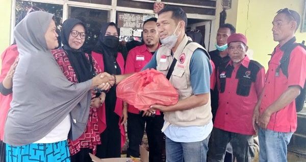 PDIP Kota Bima Kunjungi Simpatisan Partai yang Sakit di Kelurahan Melayu - Kabar Harian Bima