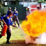 PT PLN UP3 Bima dan Damkar Simulasi Tangani Kebakaran - Kabar Harian Bima
