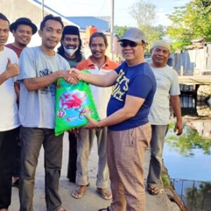 H Sutarman Bantu Pakan Budidaya Ikan Air Tawar Pemuda Penatoi
