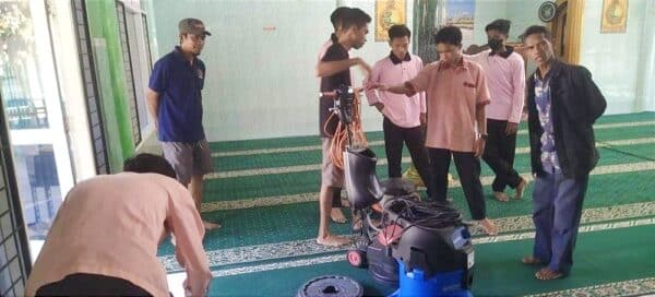 Isi Bulan Suci Ramadan, Siswa SMKN 3 Bersihkan Masjid Nurul Iman Lewirato - Kabar Harian Bima