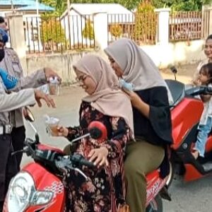Ramadan, Polsek Belo Berbagi ke Pengguna Jalan - Kabar Harian Bima