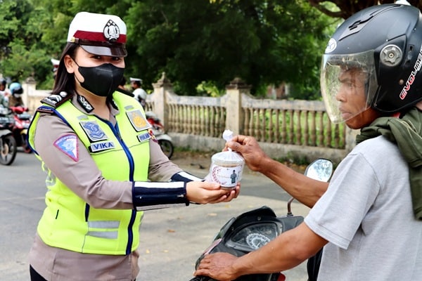 Polres Bima Berbagi Takjil untuk Pengendara - Kabar Harian Bima