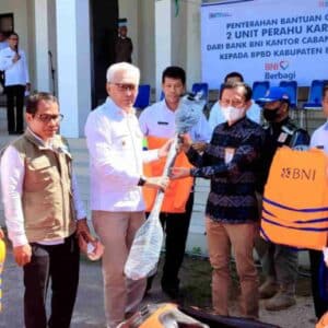 BNI Serahkan Bantuan Perahu Karet dan Alat Pelindung Keselamatan Bencana untuk Pemkab Bima