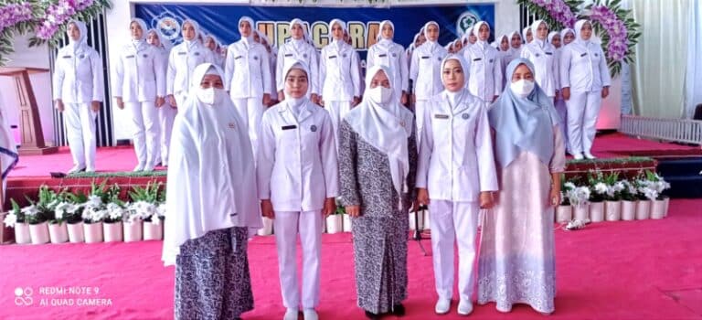 71 Mahasiswi Akbid Harapan Bunda Ikuti Capping Day, Ikrar Janji dan Pemasangan Cap Profesi - Kabar Harian Bima