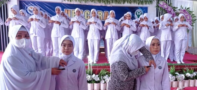 71 Mahasiswi Akbid Harapan Bunda Ikuti Capping Day, Ikrar Janji dan Pemasangan Cap Profesi - Kabar Harian Bima